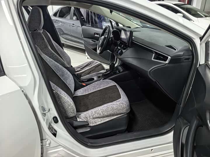 Фото 8 - Toyota Corolla