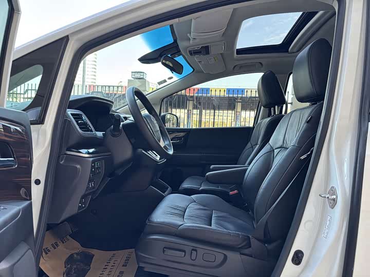 Фото 10 - Honda Odyssey