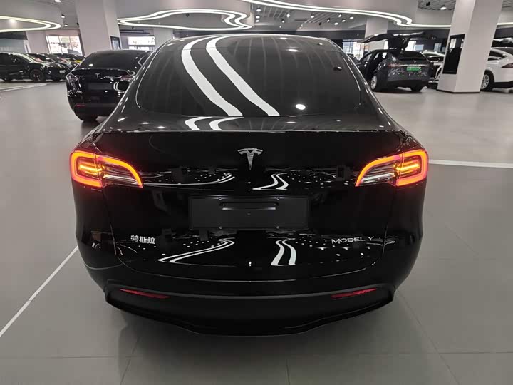 Фото 6 - Tesla Model Y