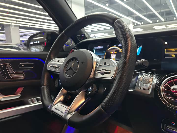 Фото 12 - Mercedes-Benz GLB-Class AMG