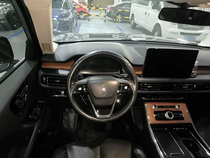 Фото 11 - Lincoln Aviator