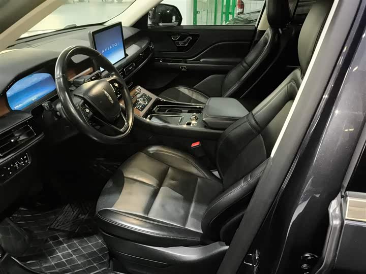 Фото 15 - Lincoln Aviator