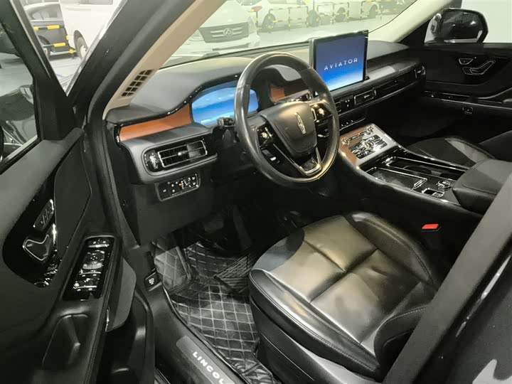 Фото 16 - Lincoln Aviator