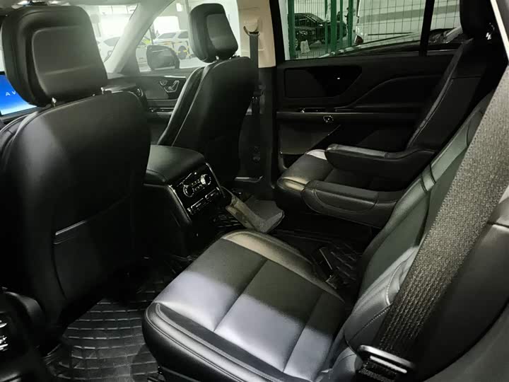 Фото 17 - Lincoln Aviator