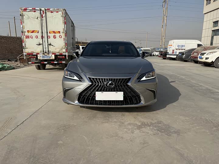 Фото 2 - Lexus ES