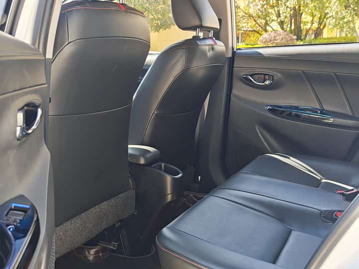 Фото 10 - Toyota Yaris L Hatchback