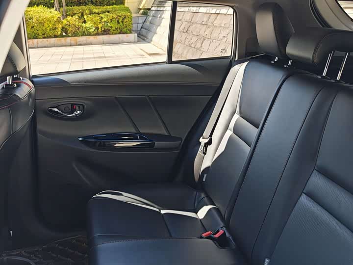 Фото 11 - Toyota Yaris L Hatchback