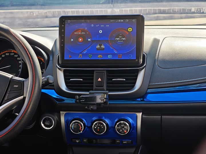 Фото 13 - Toyota Yaris L Hatchback