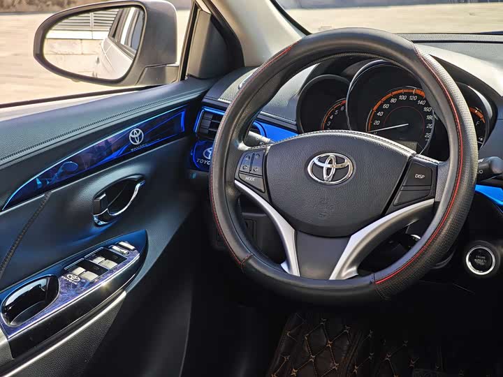 Фото 15 - Toyota Yaris L Hatchback