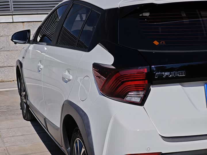 Фото 16 - Toyota Yaris L Hatchback