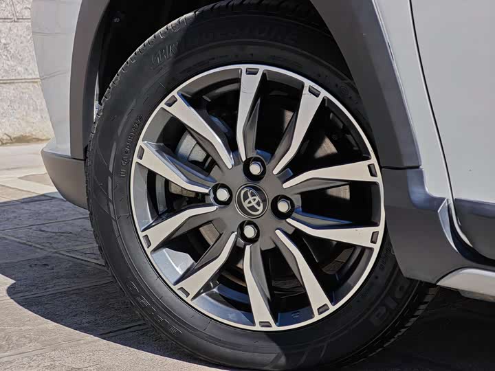 Фото 17 - Toyota Yaris L Hatchback