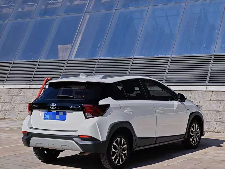 Фото 4 - Toyota Yaris L Hatchback