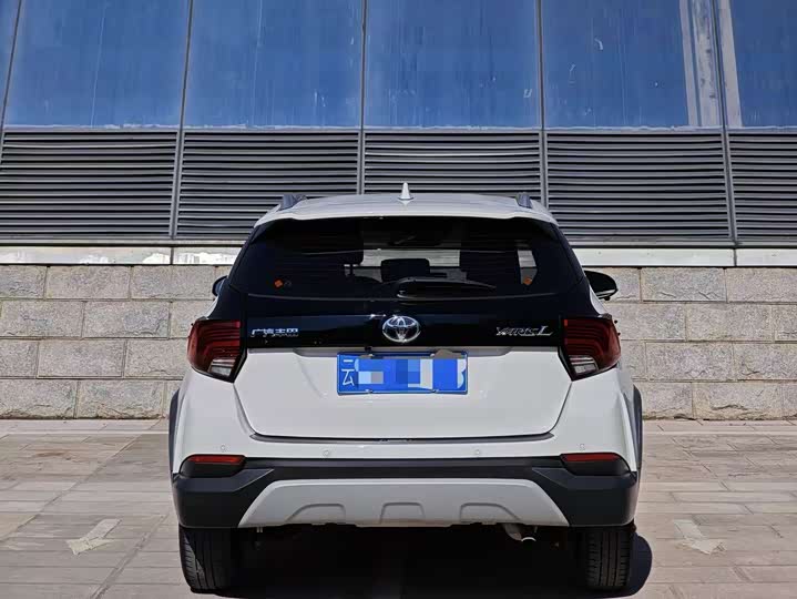 Фото 5 - Toyota Yaris L Hatchback