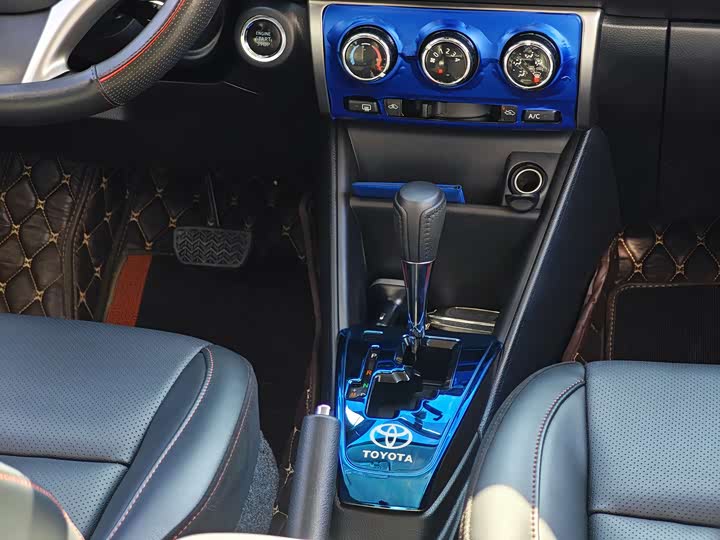 Фото 7 - Toyota Yaris L Hatchback