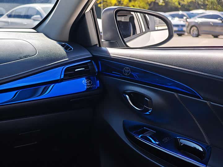 Фото 8 - Toyota Yaris L Hatchback