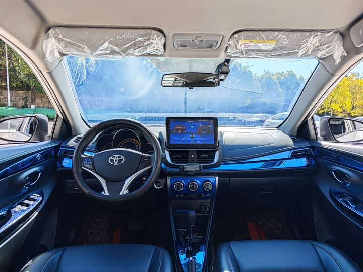 Фото 9 - Toyota Yaris L Hatchback