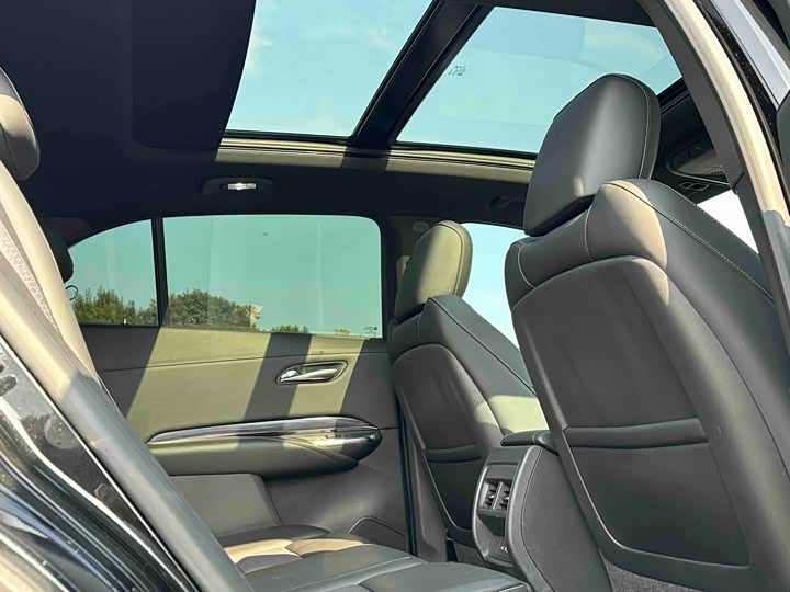 Фото 10 - Cadillac XT4