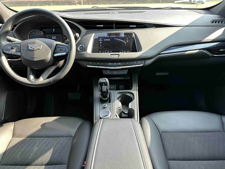 Фото 11 - Cadillac XT4