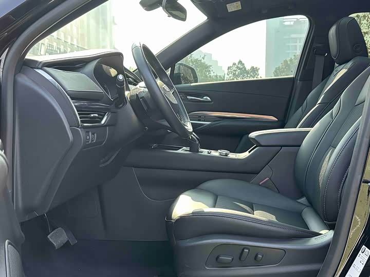 Фото 4 - Cadillac XT4
