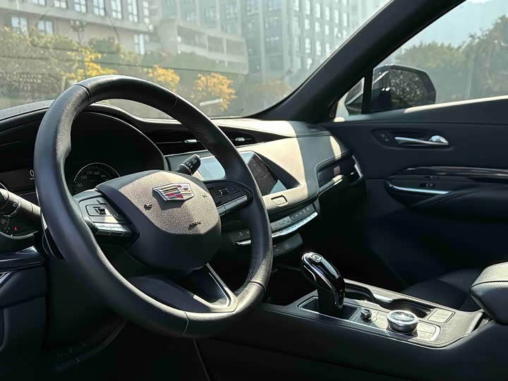 Фото 6 - Cadillac XT4