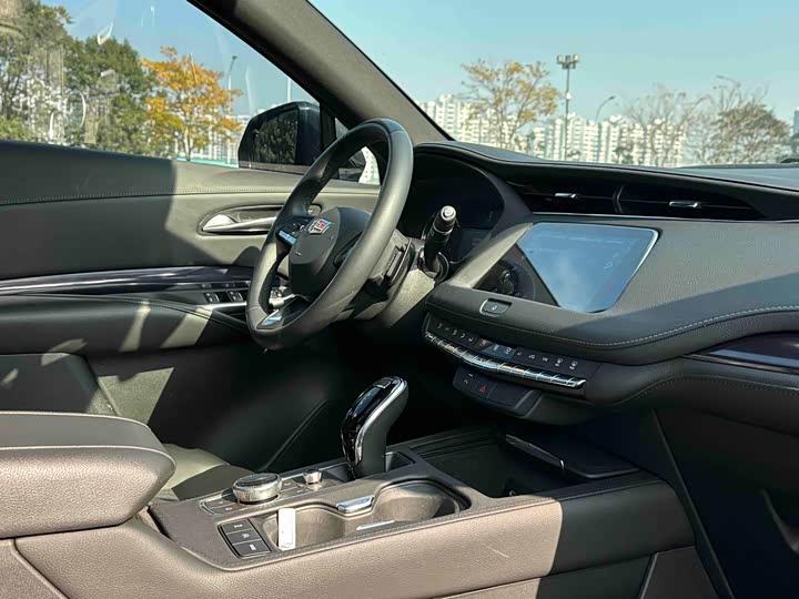 Фото 8 - Cadillac XT4