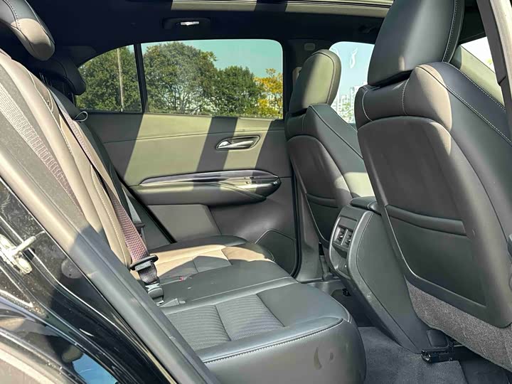 Фото 9 - Cadillac XT4