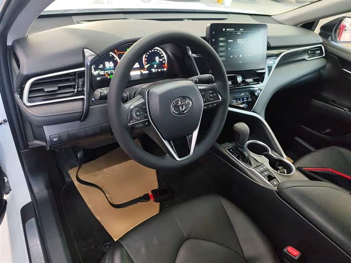 Фото 10 - Toyota Camry