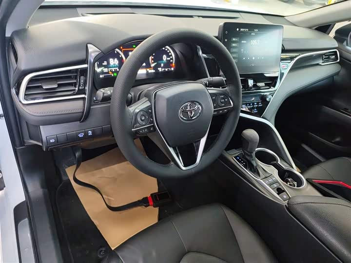 Фото 11 - Toyota Camry