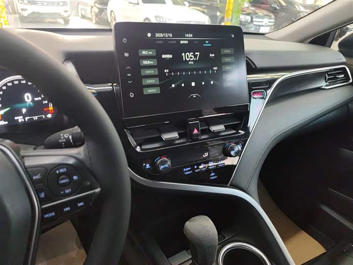 Фото 13 - Toyota Camry