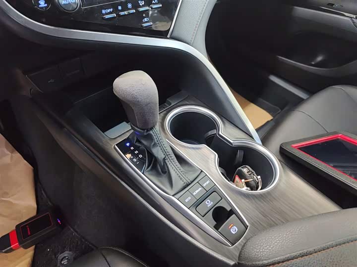 Фото 14 - Toyota Camry