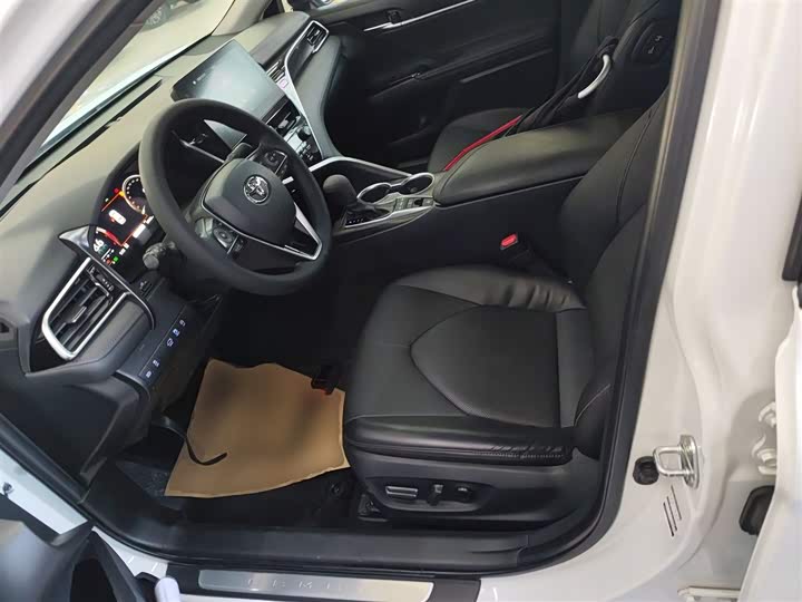 Фото 15 - Toyota Camry