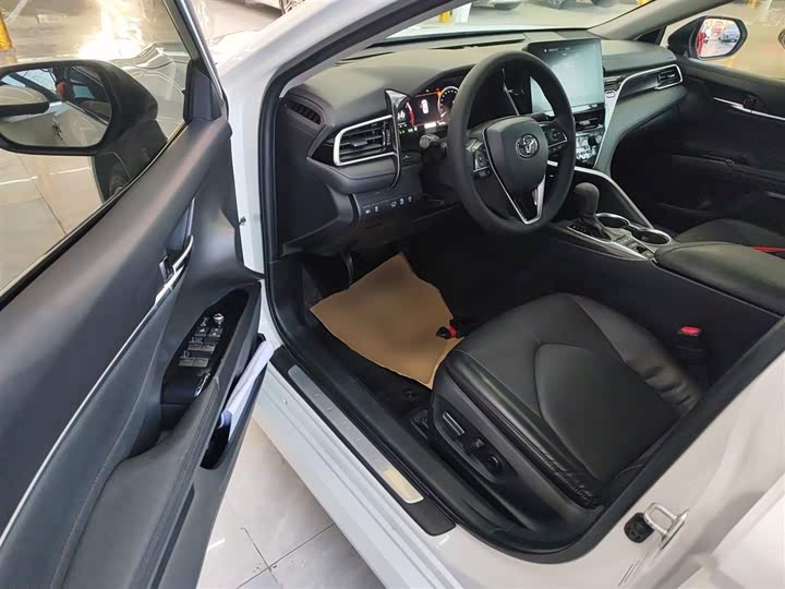 Фото 16 - Toyota Camry