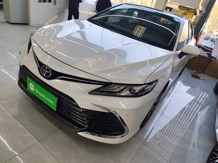 Фото 2 - Toyota Camry