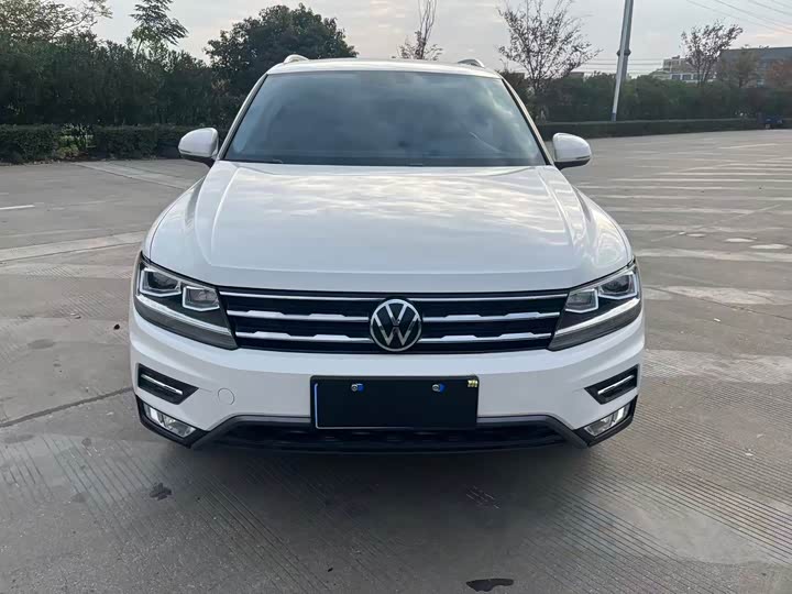 Фото 2 - Volkswagen Tiguan L Pro