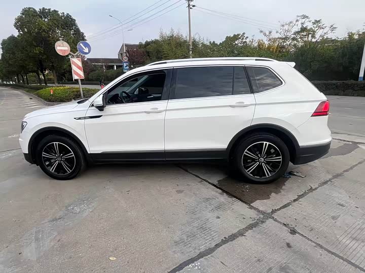 Фото 9 - Volkswagen Tiguan L Pro