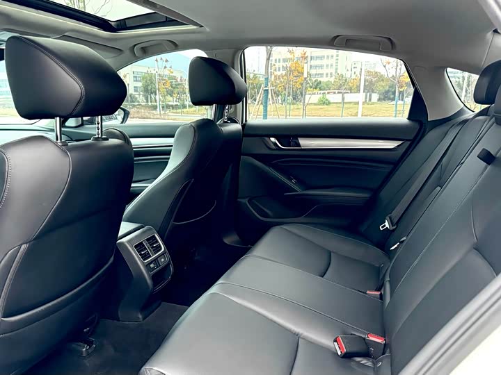 Фото 8 - Honda Accord