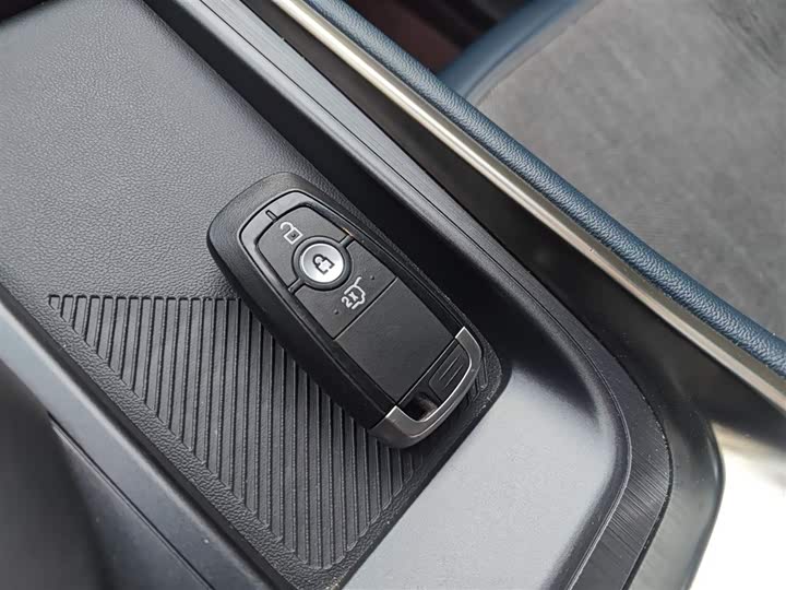 Фото 12 - Ford Edge