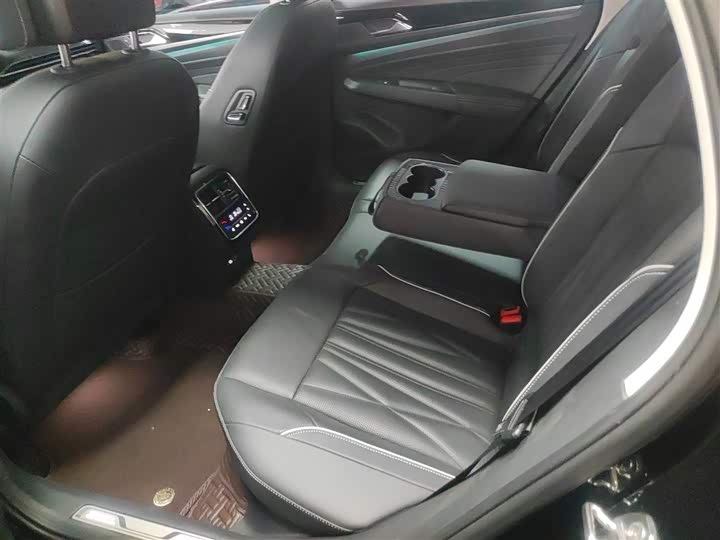 Фото 17 - Volkswagen Passat