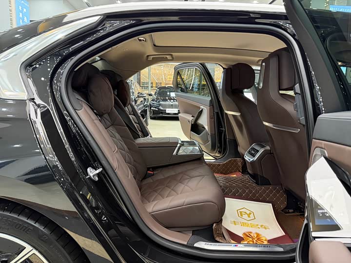 Фото 10 - BMW 7 Series