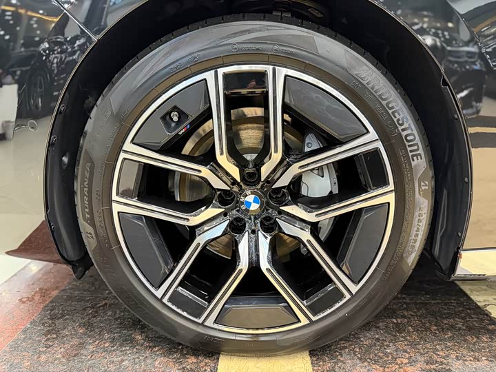 Фото 15 - BMW 7 Series