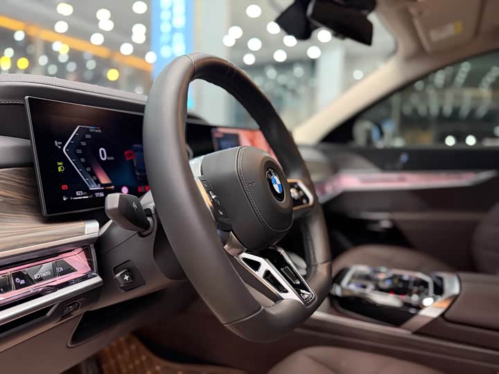 Фото 16 - BMW 7 Series