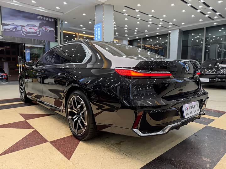 Фото 29 - BMW 7 Series