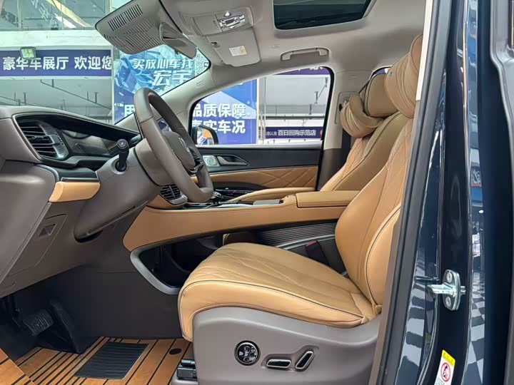 Фото 10 - Denza D9