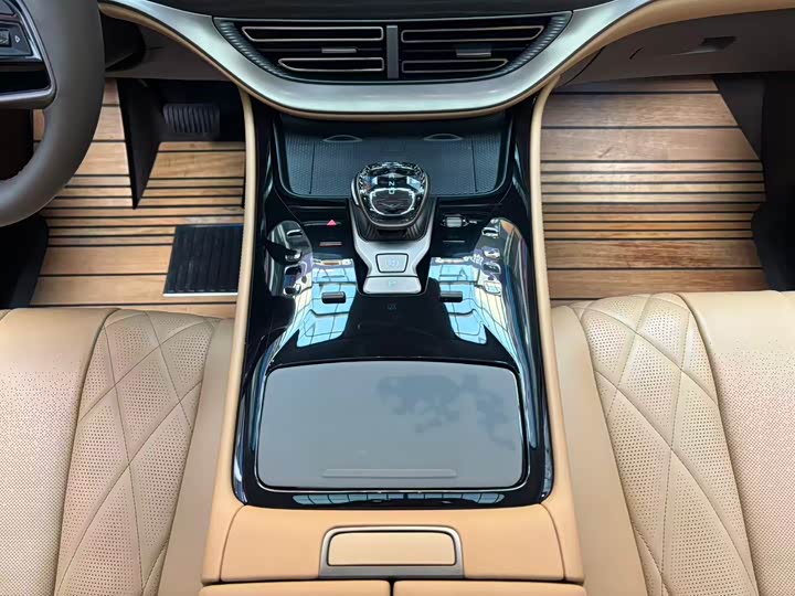 Фото 14 - Denza D9