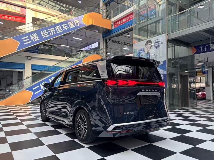 Фото 18 - Denza D9