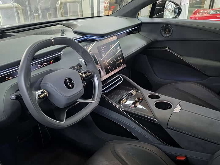 Фото 4 - Lotus Eletre