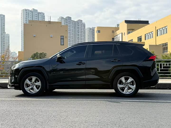 Фото 4 - Toyota RAV4