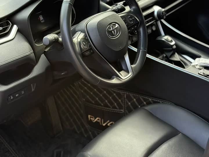 Фото 6 - Toyota RAV4