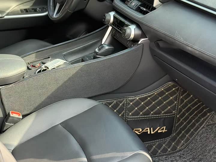 Фото 7 - Toyota RAV4