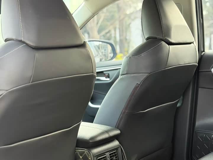 Фото 8 - Toyota RAV4